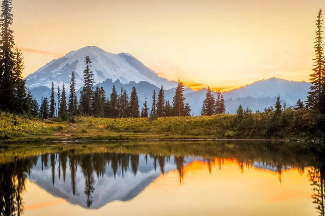 Lago, montanhas