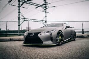 Cancelamento do sedã elétrico da Lexus redireciona foco para crossovers e SUVs diante da baixa demanda nos EUA