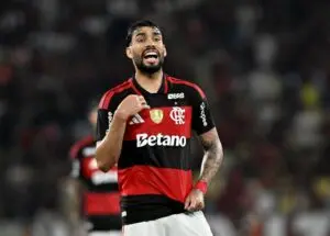 Lucas Paquetá revigora o Flamengo e avança na disputa por vaga entre titulares
