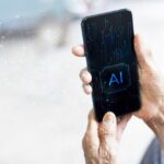 Mãos de uma pessoa idosa, celular, Inteligência Artificial