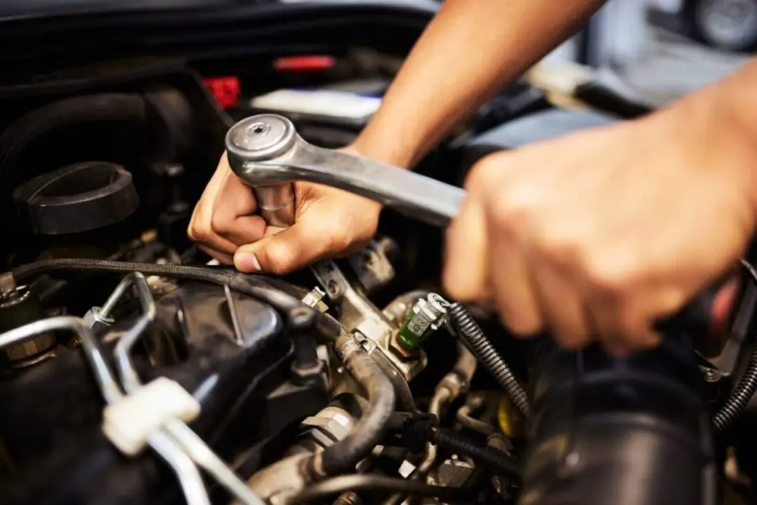 Mãos mecânico, motor de carro