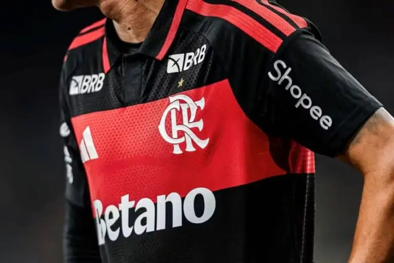 Marca do BRB ocupa a omoplata da camisa do Flamengo