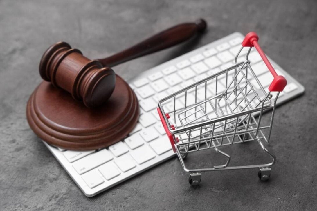 Martelo de leilão com carrinho de compras e teclado de computador