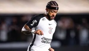 Depay estuda ofertas para permanecer no Brasil depois de deixar o Corinthians