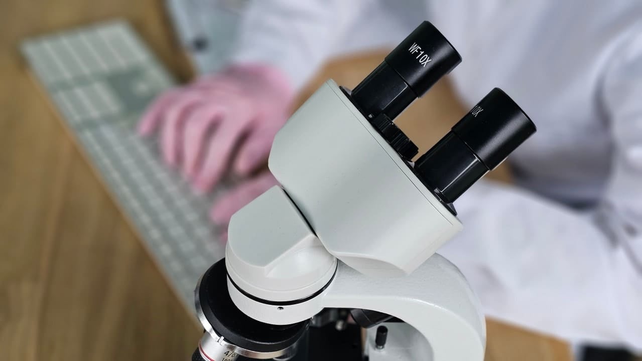 Microscopio, cientista
