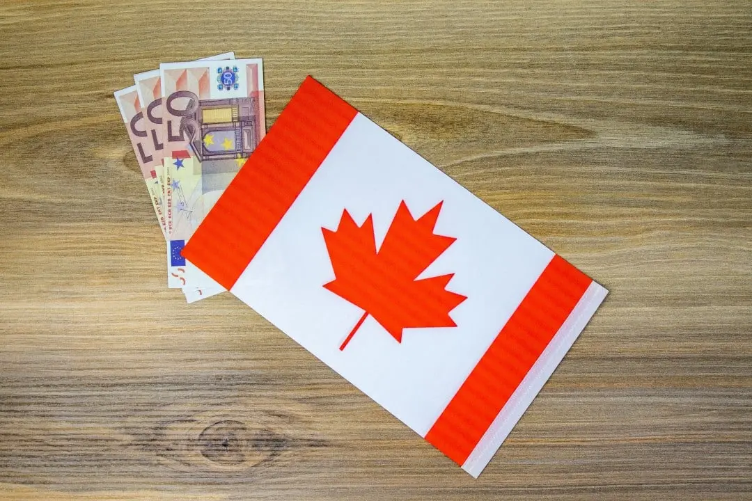 Moedas e bandeira do Canadá