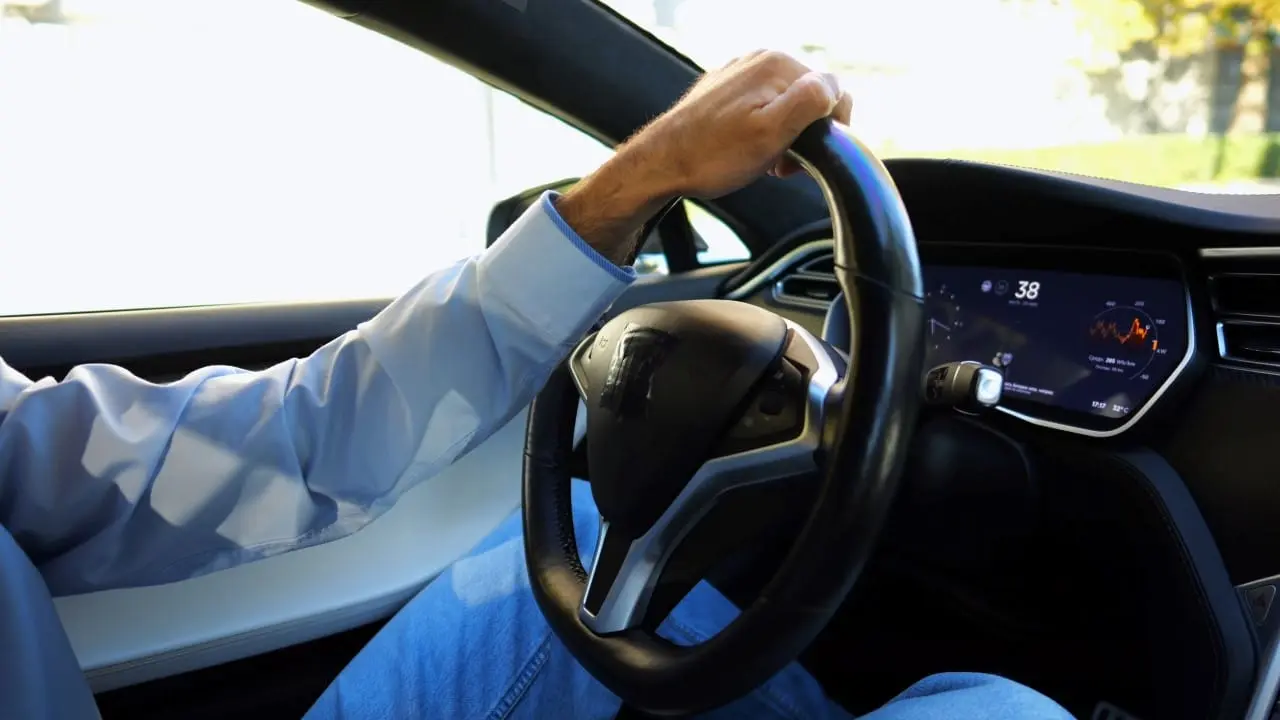 Motorista, volante, dirigindo