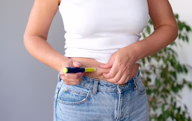 Mulher aplicando injeção, caneta emagrecedora