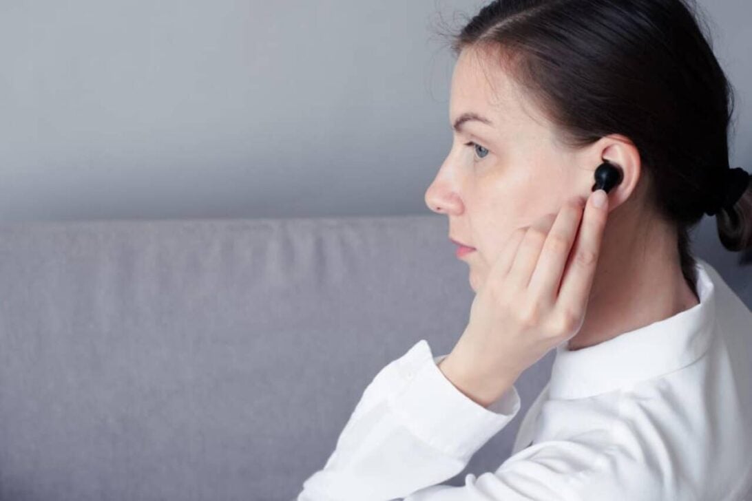 Mulher com fone de ouvido