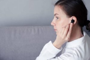 Mulher com fone de ouvido