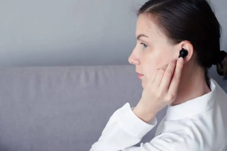 Mulher com fone de ouvido