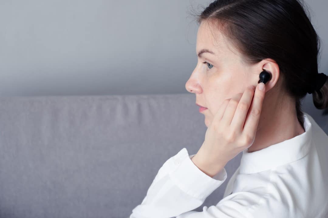 Mulher com fone de ouvido
