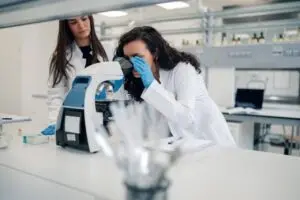 研究者らは太平洋プレートに前例のない亀裂を発見し、カスカディアに地震警報を発する