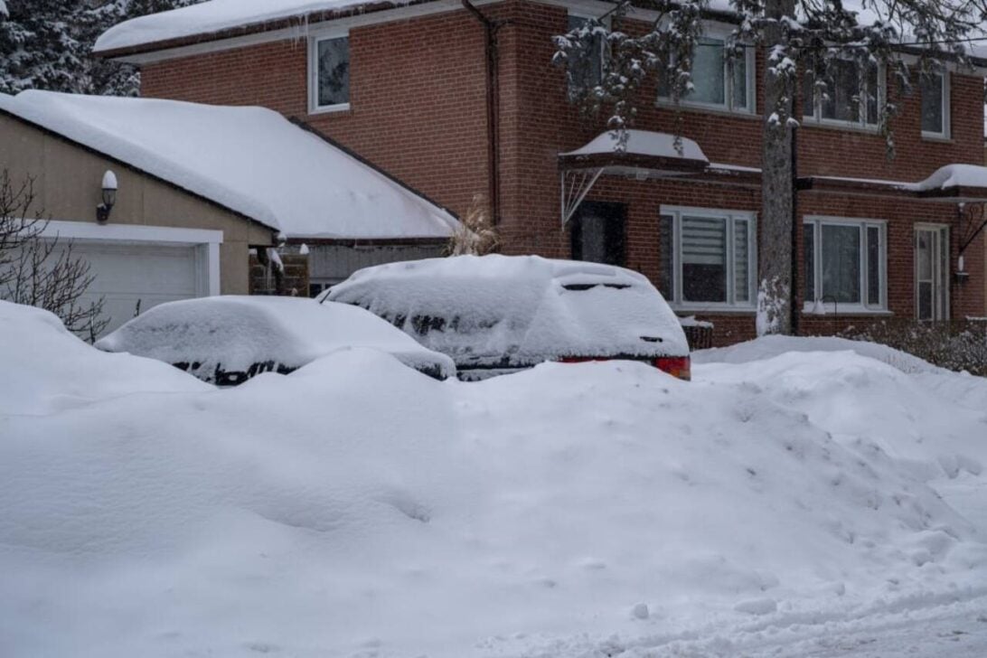 Nevasca em Ontario, carros coberto por neve