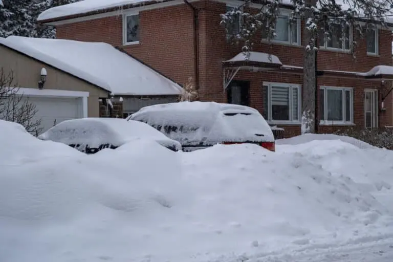 Nevasca em Ontario, carros coberto por neve
