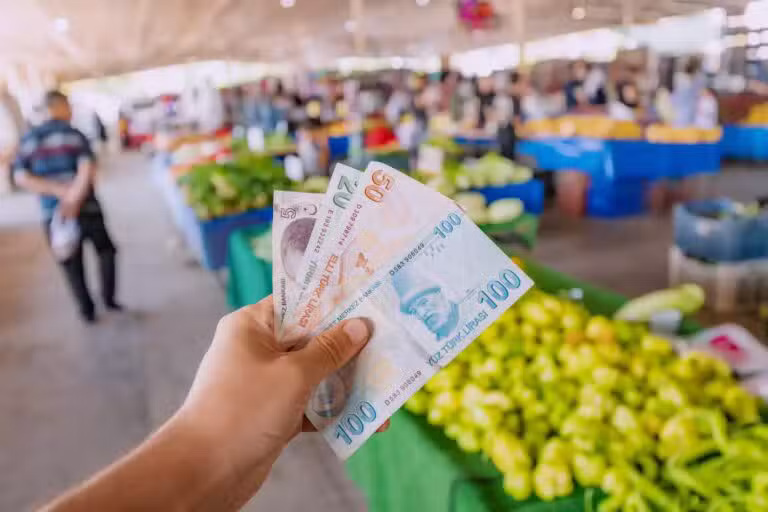 Notas de liras turcas na mão, inflação da moeda nacional da Turquia