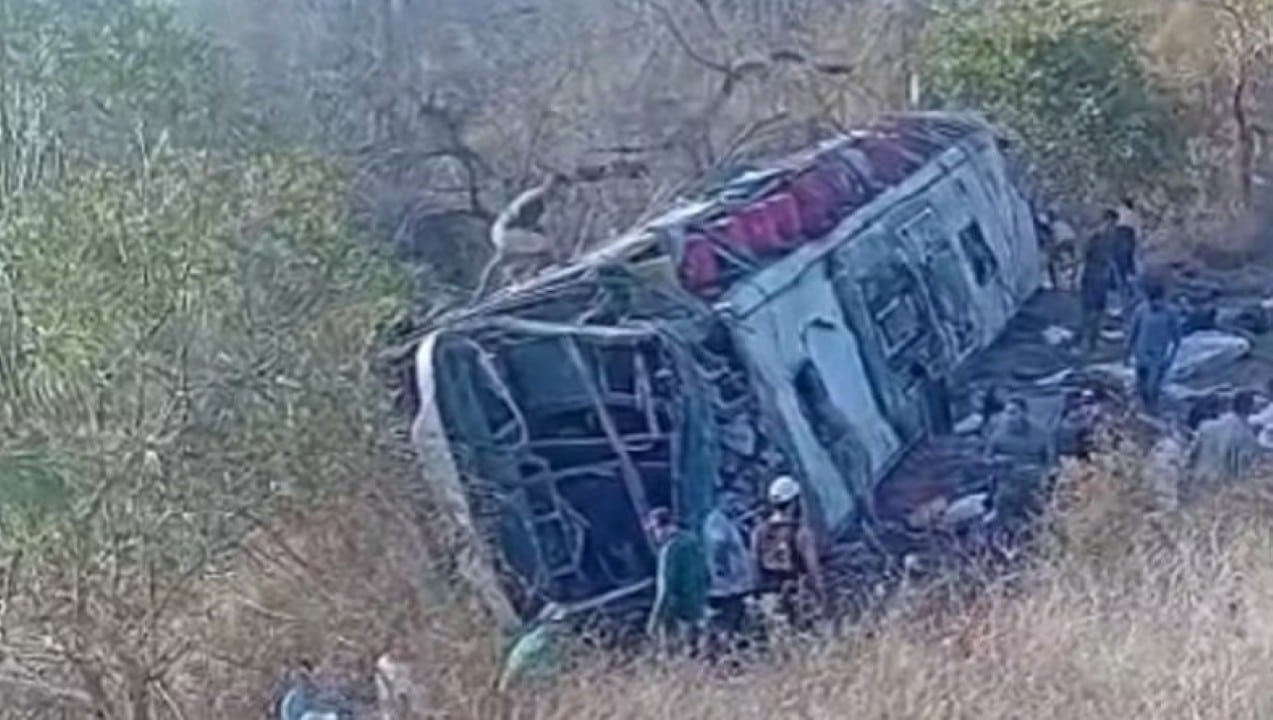 Ônibus com romeiros capota