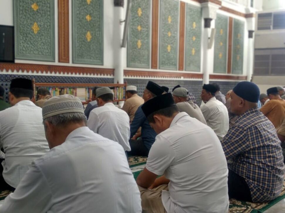Oração na mesquita durante o mês sagrado do Ramadã