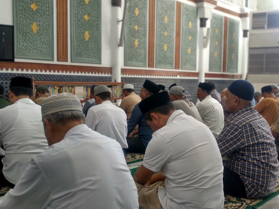 Oração na mesquita durante o mês sagrado do Ramadã