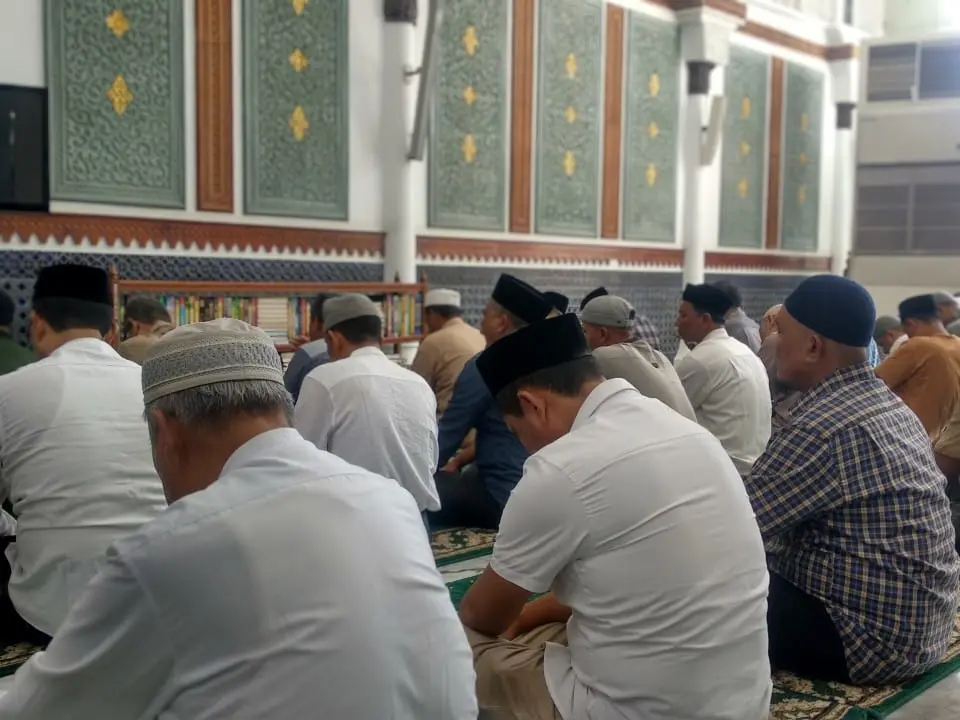 Ora&ccedil;&atilde;o na mesquita durante o m&ecirc;s sagrado do Ramad&atilde;