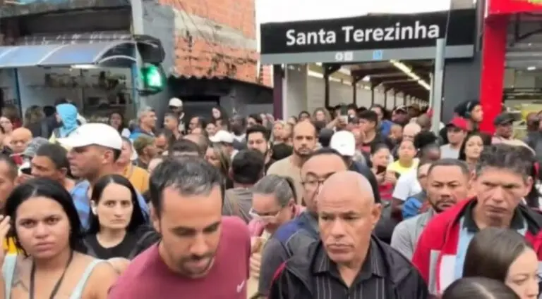 Passageiros tentam embarcar num dos ônibus do Paese em Carapicuíba.