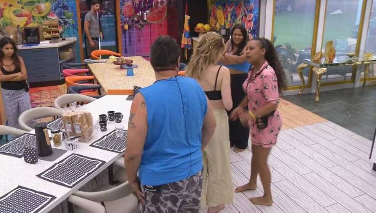 Sol e Ana Paula discutindo