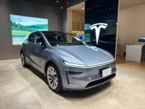 Automarkkinoiden ennätys ennätys Tesla Model Y:n myynnin ja Aasian hybridien kasvun
