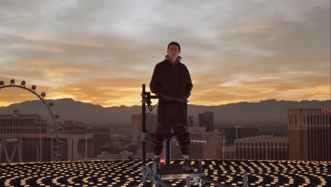 Timothée Chalamet surge ao lado de observatório que busca OVNIs