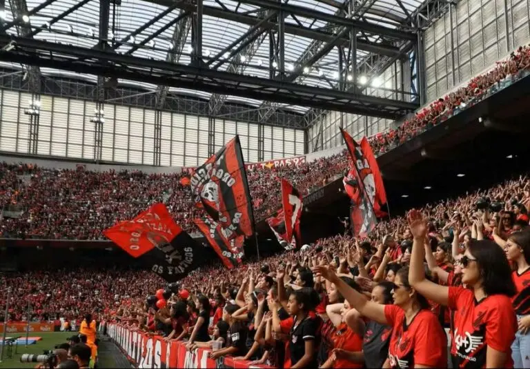 Torcida do Athletico com mulheres e crianças na Arena da Baixada