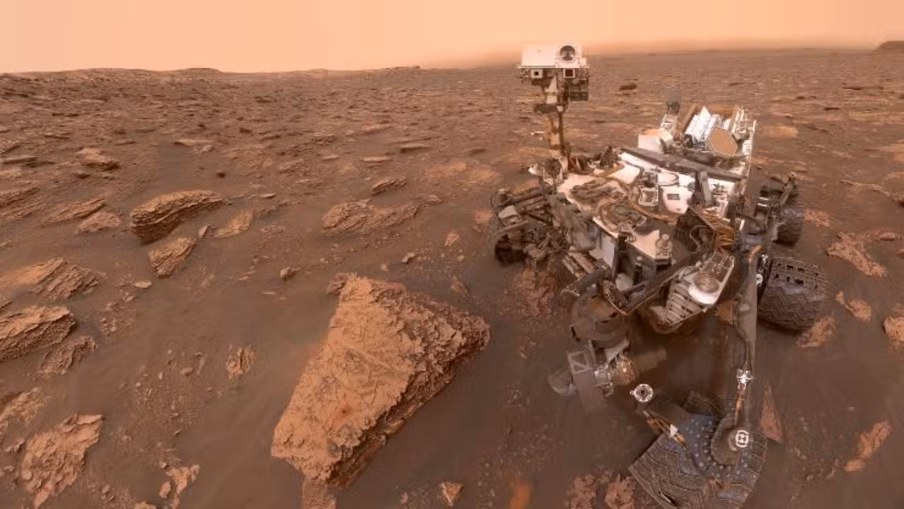 Um autorretrato do rover Curiosity da NASA, tirado em 15 de junho de 2018, quando uma tempestade de poeira marciana reduziu a luz solar e a visibilidade na localização do rover na Cratera Gale