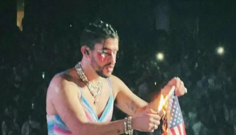 Bad Bunny queimando a bandeira - reprodução