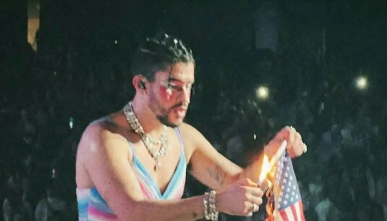 Bad Bunny queimando a bandeira - reprodução