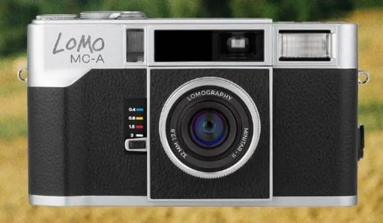 Lomo MC-A se objevuje jako 35mm analogový fotoaparát s automatickým ostřením a kovovým tělem v éře Reiwa