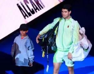 Polsblessure houdt Carlos Alcaraz uit het toernooi van Barcelona en vergroot de voorsprong van Sinner op de ranglijst