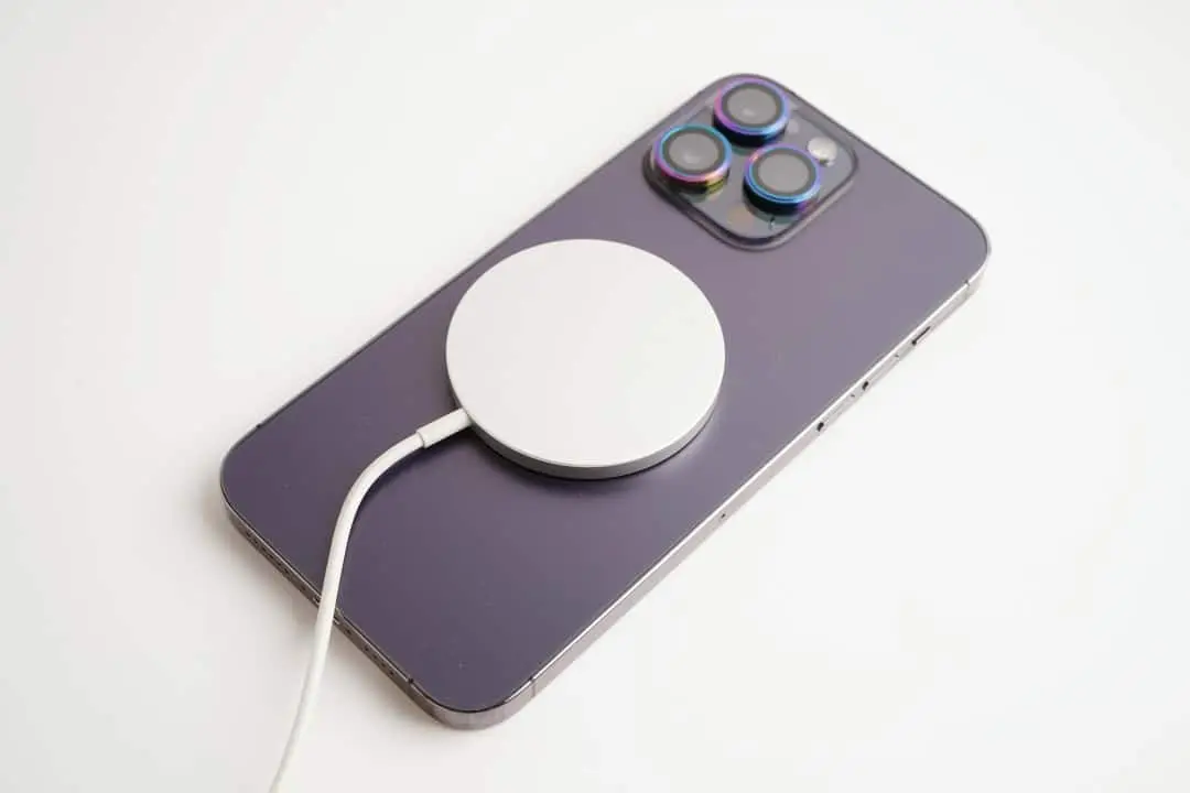iPhone, Carregador magnético sem fio