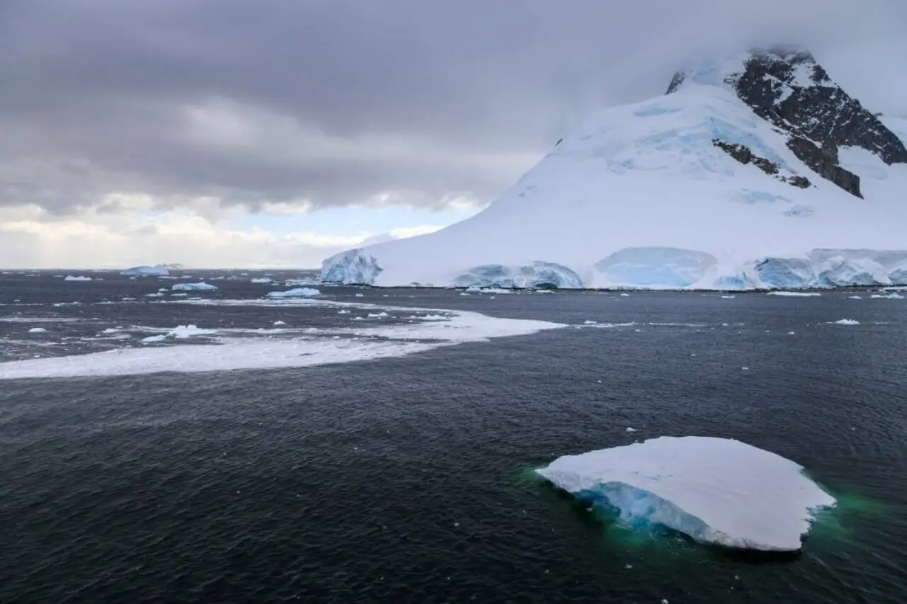 icebergs derretendo geleira