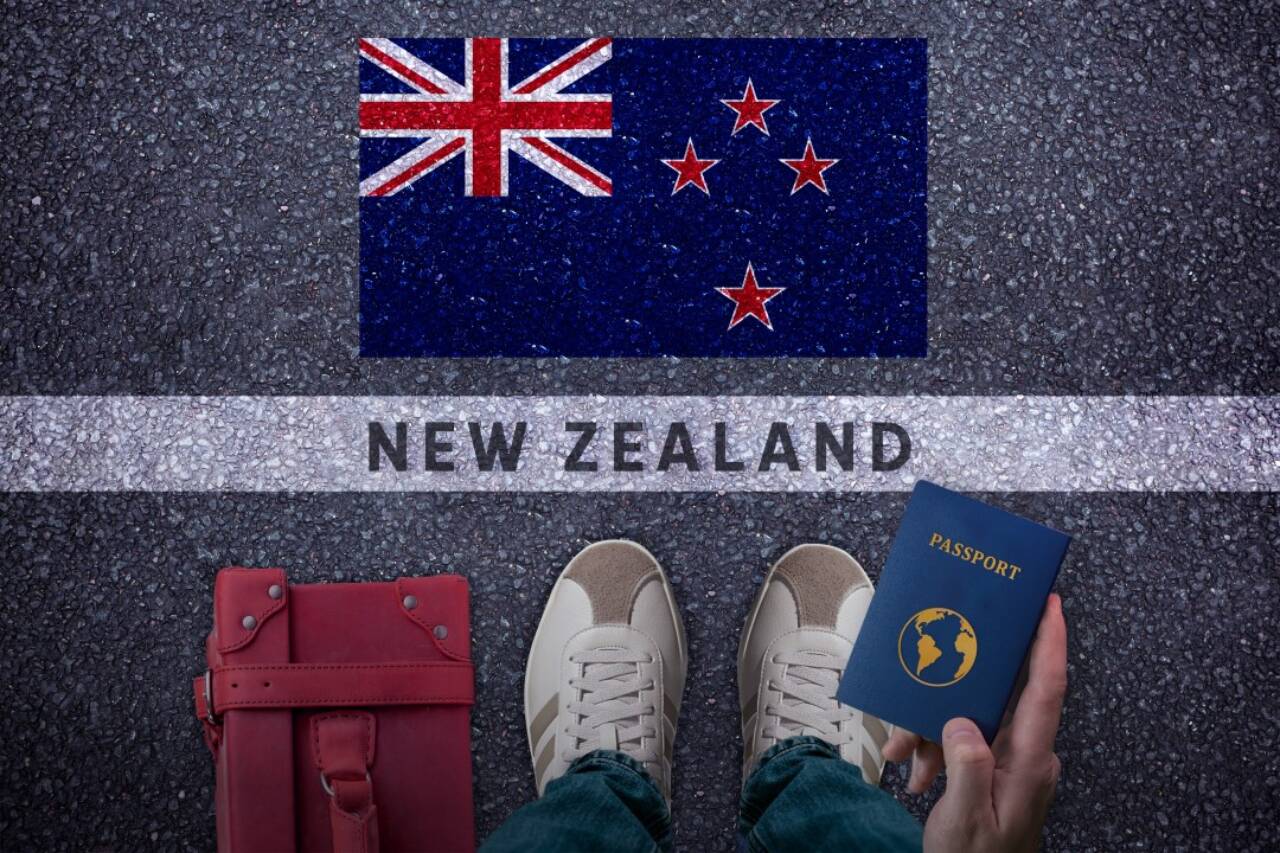 Passaporte e bandeira da Nova Zel&acirc;ndia na estrada asfaltada