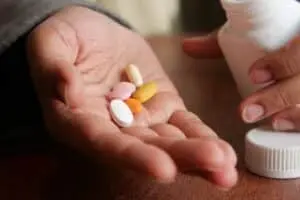 Subsídio temporário do Medicare para medicamentos termina mais cedo e preocupa beneficiários