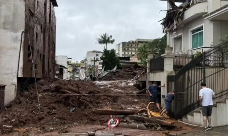 Terra desceu e invadiu prédios e casas no bairro Paineiras, em Juiz de Fora — Foto: Maria Elisa Diniz/TV Integração