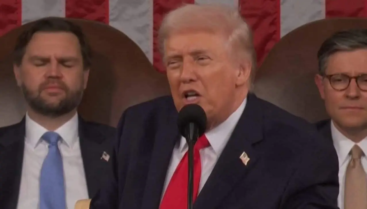 Dalam ucapan langsung, Donald Trump memuji kemajuan ekonomi dan mengkritik Demokrat dalam keadaan kesatuan.