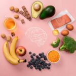 Alimentos saudáveis, imagem de cerébro ao fundo