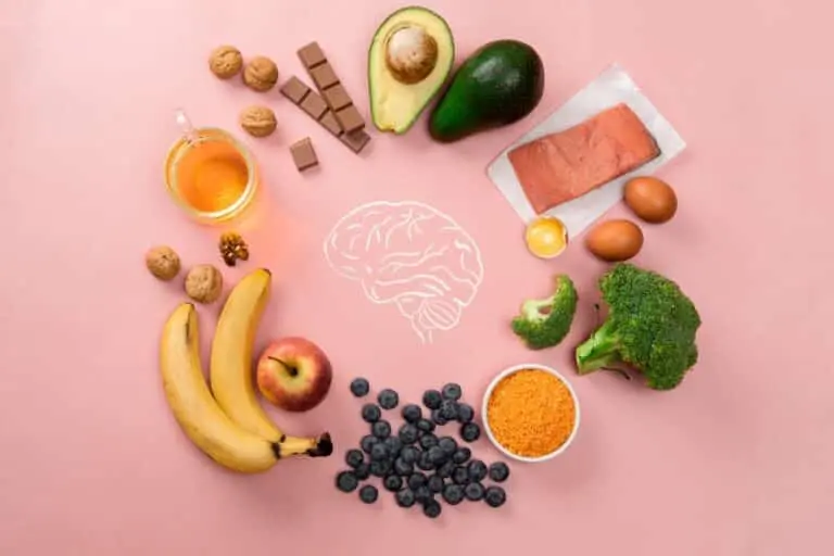 Alimentos saudáveis, imagem de cerébro ao fundo