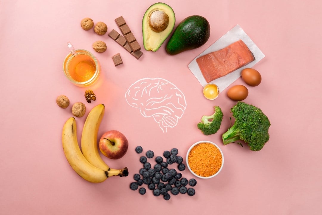 Alimentos saudáveis, imagem de cerébro ao fundo