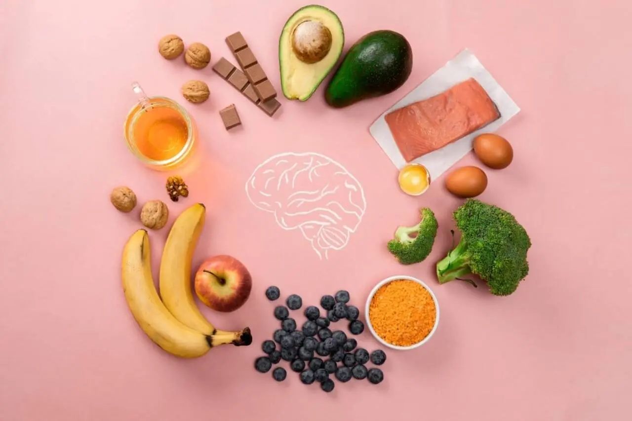 Alimentos saudáveis, imagem de cerébro ao fundo