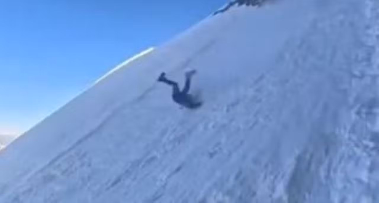 Alpinista em queda na Polônia