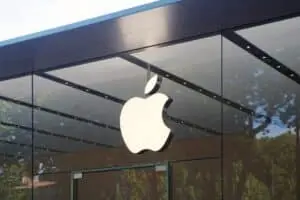 Apple 2026-жылдын сентябрына пландаштырылган бүктөлүүчү iPhoneду иштеп чыгууну тездетүүдө