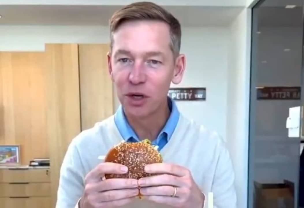 CEO da McDonald's viraliza ao dar mordida tímida no Big Arch