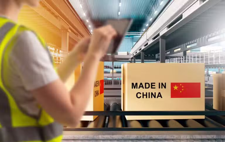 Caixa no transportador, fábrica, China