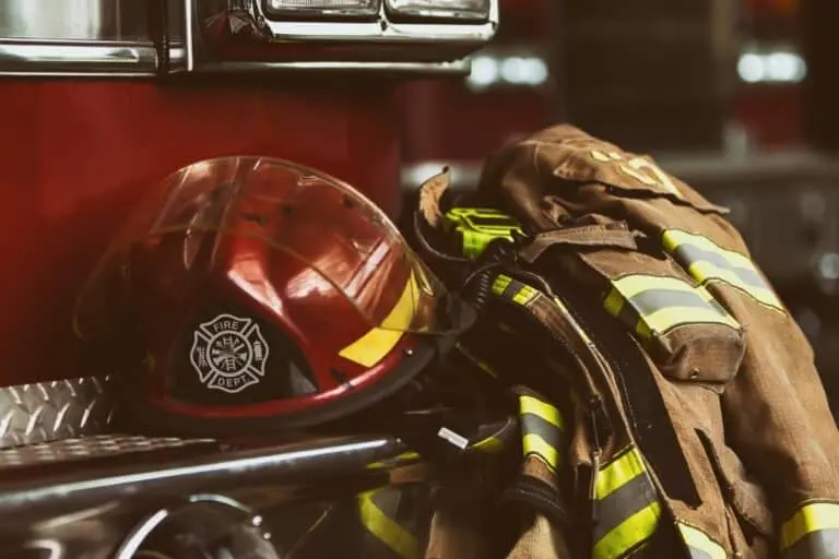 Capacete de bombeiro e roupa