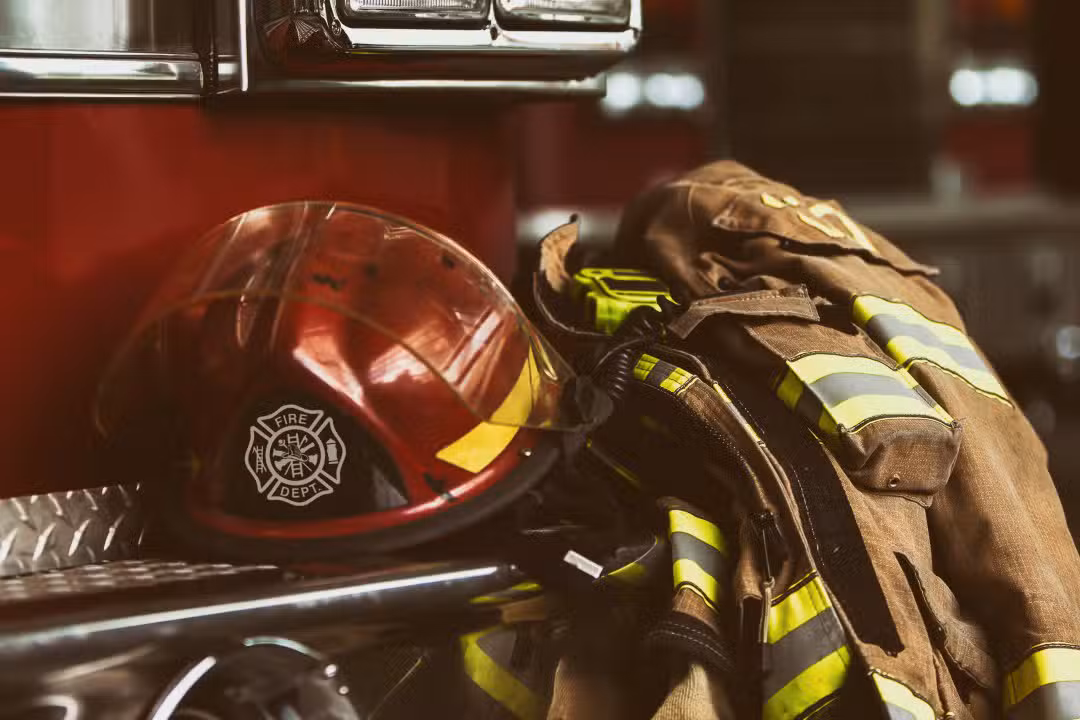 Capacete de bombeiro e roupa